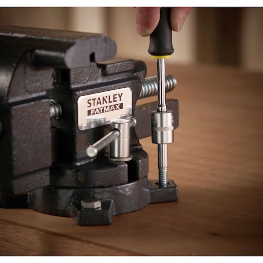 Etau d'établi standard STANLEY - 1-83-065 - 100 mm en fonte