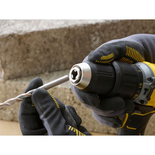 Perceuse Visseuse à percussion BRUSHLESS 60Nm - 18V - 15 réglages de couple, Mandrin 1 main 13mm, 0-600 / 1900 trs/min, 0-32300 cps/min - Gamme V20 - STANLEY FATMAX, SFMCD715D2K-QW